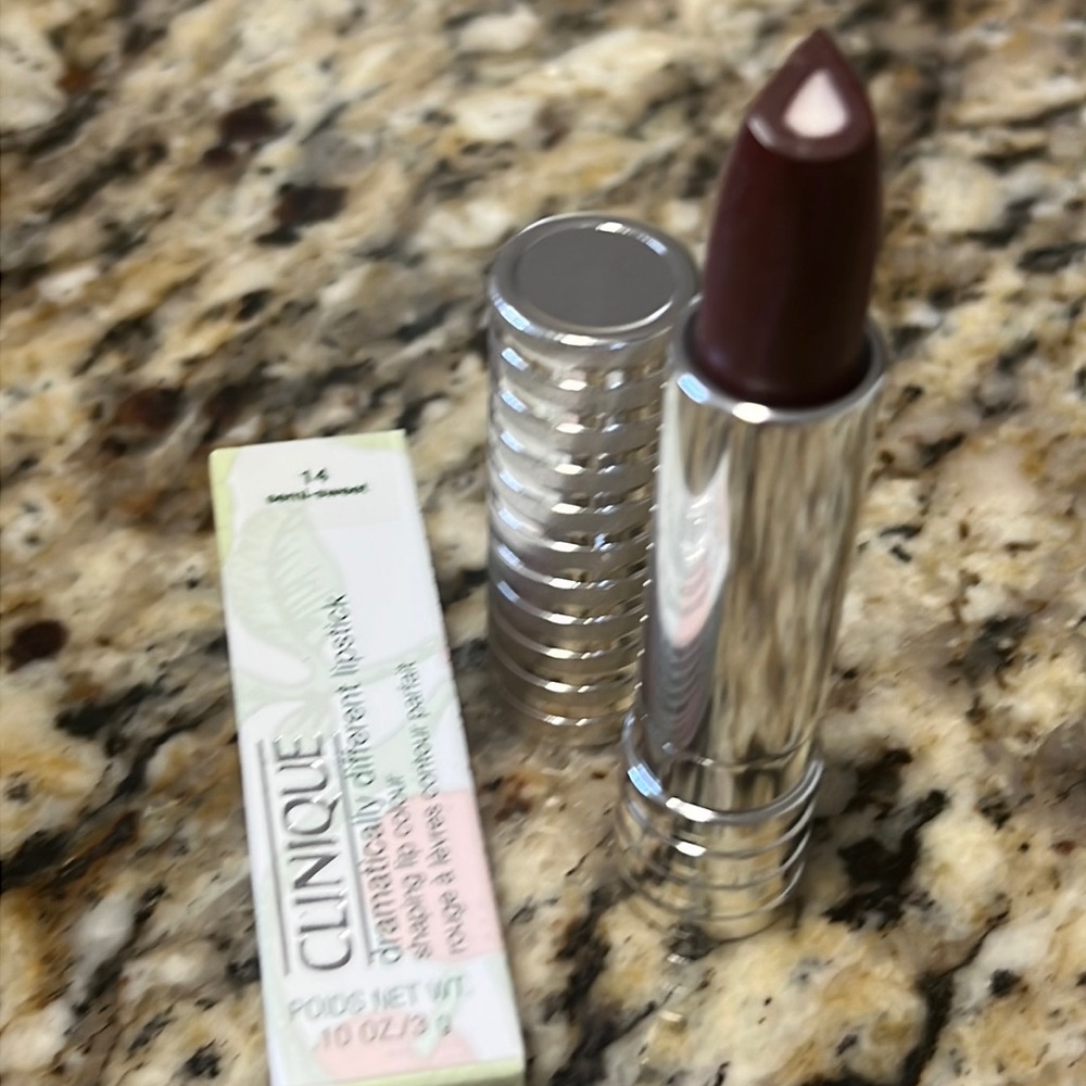 🌙💕Clinique Semi Sweet Dramatically Different Lipstick - Picture 3 of 10